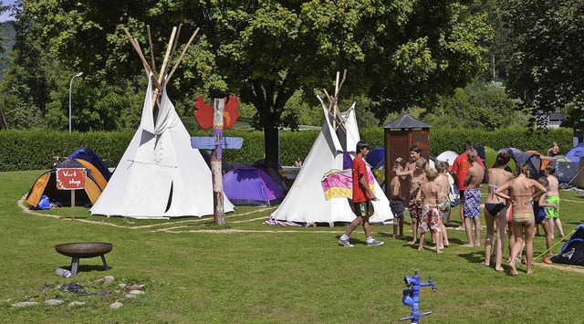 Eine Feuerstelle, zwei Tipis und ein T...tte fr die Kinder einiges zu bieten.   | Foto: Marco Felber