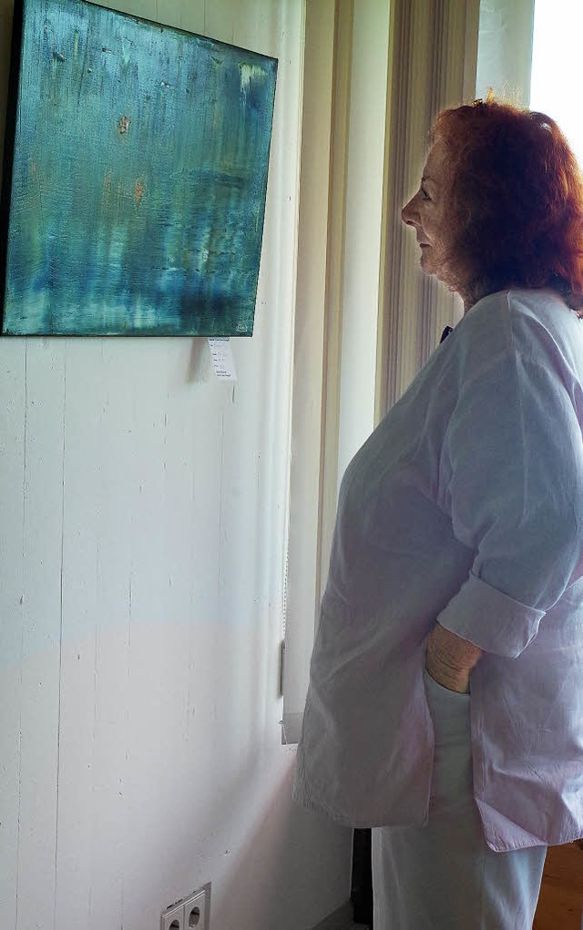 Eine Besucherin betrachtet im Kurhaus ...s der Bilder von Carlos Conte Granged.  | Foto: Katharina Bchle/Sylvia-Karina Jahn