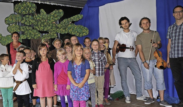 Der Chor der Schlchttal-Schule fhrte...n, Danilo Amoruso und Florian Schfer   | Foto: Chris Seifried