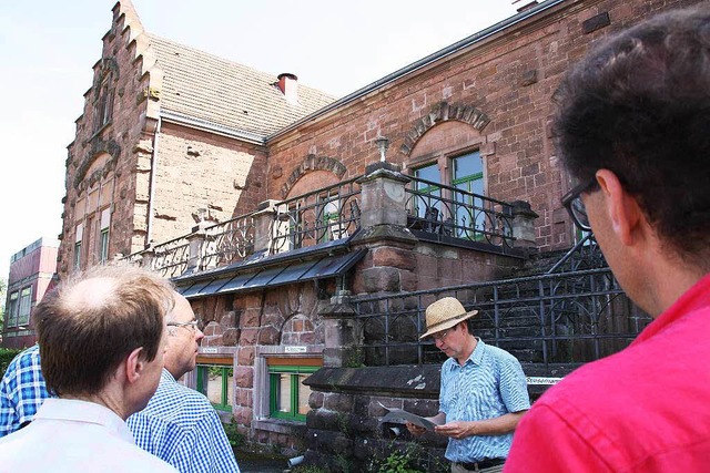 Stadthistoriker Thorsten Mietzner fhrt ber das ehemalige Kasernenareal.  | Foto: Babette Staiger