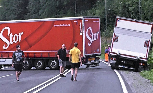 Gleich zwei Lastwagen blieben auf der ...d blockierten die komplette Fahrbahn.   | Foto: Kamera 24