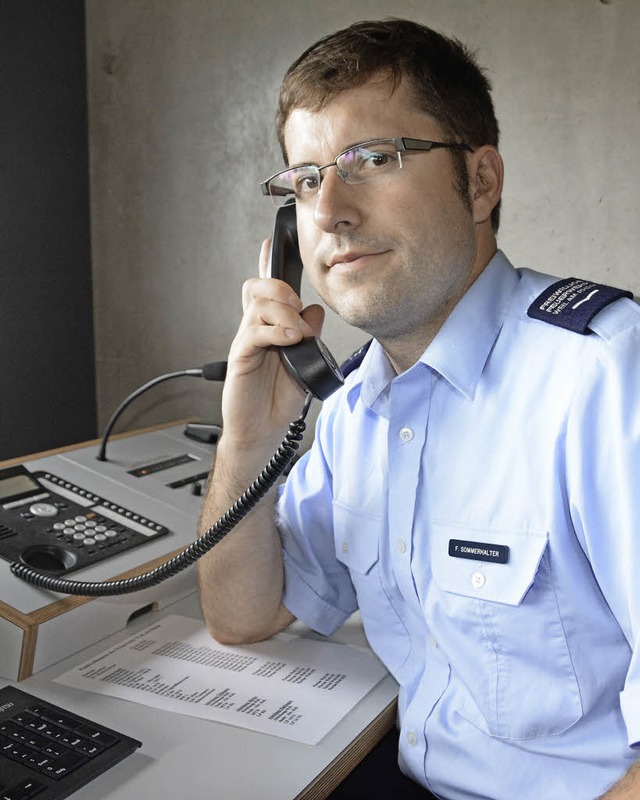 Frank Sommerhalter in der Leitzentrale der Feuerwache   | Foto: Lauber