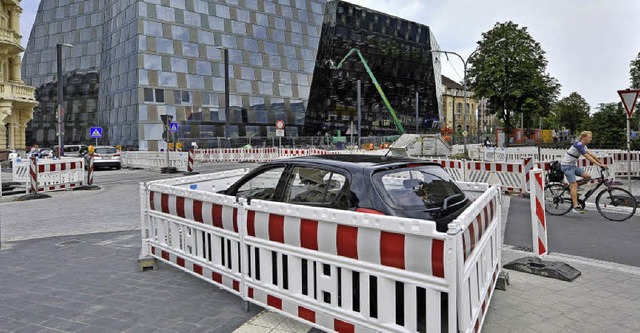 Kreativ eingeparkt: Kleinwagen im Zaundreieck.   | Foto: Michael Bamberger