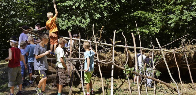 Eifrig sind die Kinder damit beschftigt, eine Htte zu bauen.  | Foto: Sarah Trinler