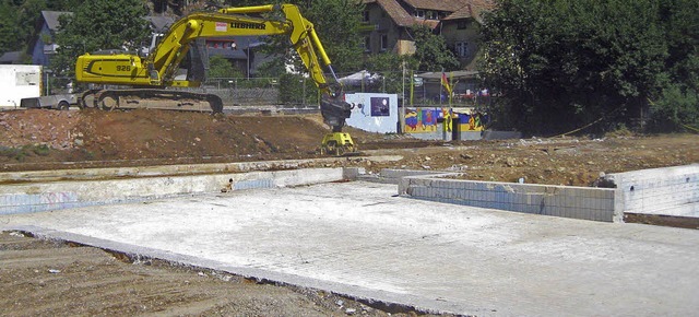Schwimmbad-Baustelle Schnau: Die Beckenkpfe wurden abgesgt.   | Foto: ZVG
