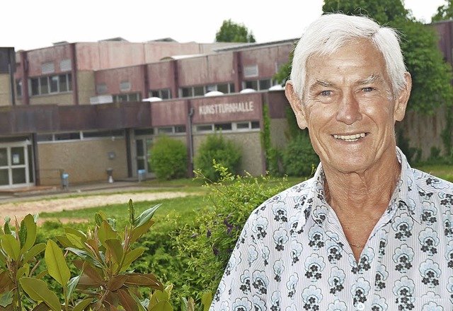 Aus seinem  Garten kann  Horst Mesel auf die  Kunstturnhalle blicken.  | Foto: Matthias Kaufhold