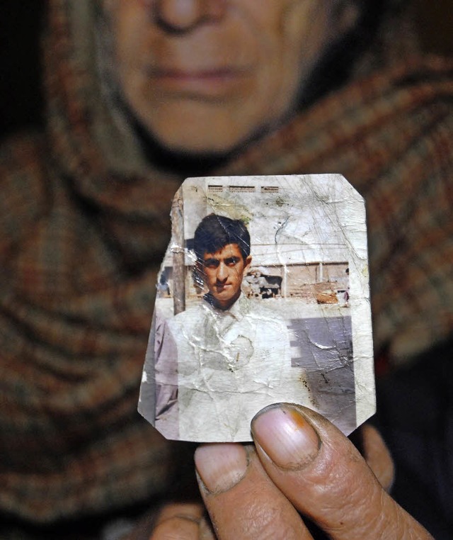 Eine Verwandte zeigt ein Foto von Shaf... der jetzt in Karachi erhngt wurde.    | Foto: AFP