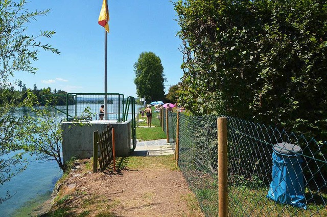 Abgesperrt: Ein Zaun trennt seit einigen Tagen den Rhein vom Schwimmbad.  | Foto: Ralf Staub