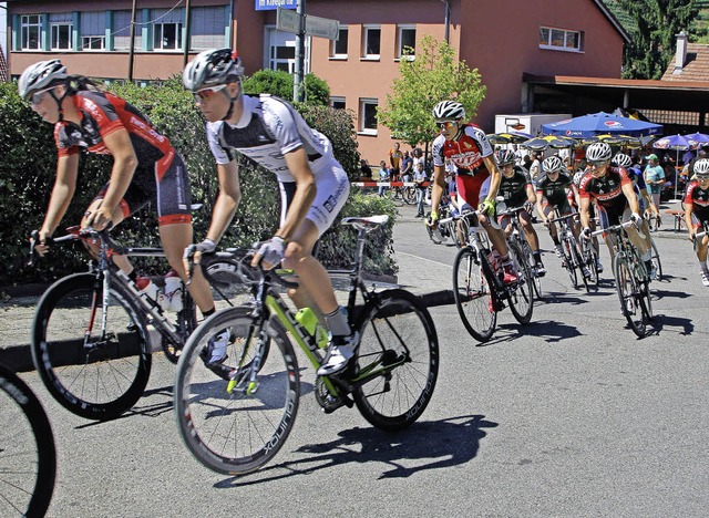 Von Anfang an spannend war in diesem Jahr das  Radrennen in Achkarren.  | Foto: Herbert Trogus