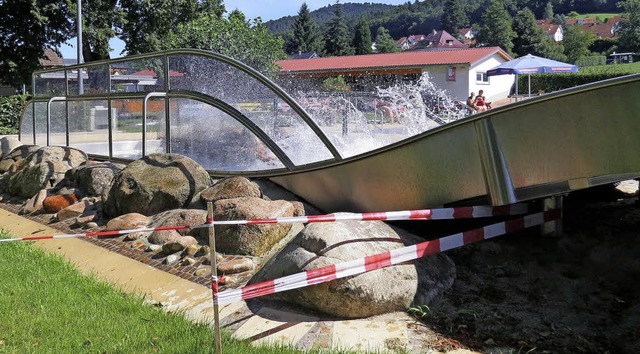 Der neue Spritzschutz, damit das chlor...tsche nicht mehr auf die Wiese gert.   | Foto: gemeinde