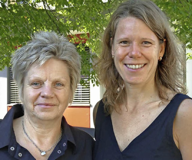 Cornelia Schneider und Melanie Kindel organisieren Hock und Markt.   | Foto: Andrea Gallien