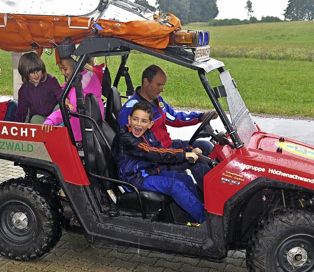 Viel Spa machte den Kindern die Rundfahrt mit dem neuen Einsatzfahrzeug.   | Foto: Stefan Pichler