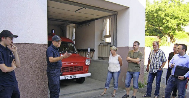 Eng ist die Feuerwehrgarage in Riedich...ertour schaute sich die Situation an.   | Foto: ZVG