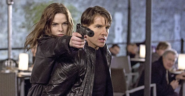 Auch Agentin Ilsa Faust  (Rebecca Ferguson mit  Tom Cruise) kann ballern.   | Foto: dpa
