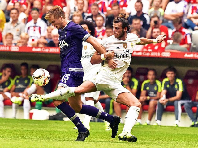 Audi Cup in Mnchen: Eric Dier (l.) vo...ikampf mit Gareth Bale von Real Madrid  | Foto: dpa