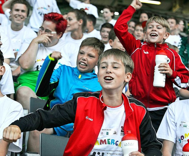 Begeisterte Nachwuchs-Fans auf der Tribne beim SC Freiburg.  | Foto: Michael Bamberger