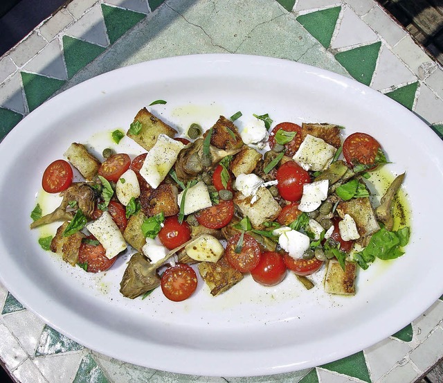 Frisch und knusprig zugleich: Artischocken-Tomaten-Brot-Salat   | Foto: stechl