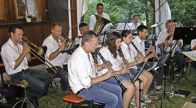 Die Hnersedel-Musikanten mit Dirigent...sorgten fr die Musik beim Imkerfest.   | Foto: walter schmidt