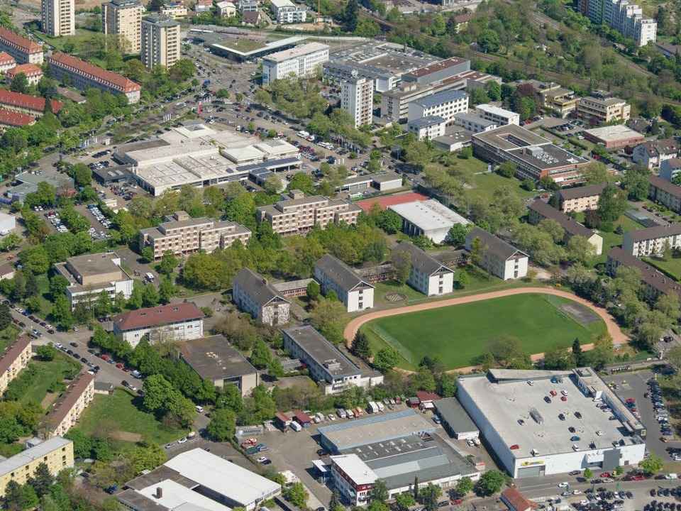 Auf dem Sportplatz der Polizeiakademie... f�r 500 Fl�chtlinge errichtet werden.  | Foto: Nils Theurer