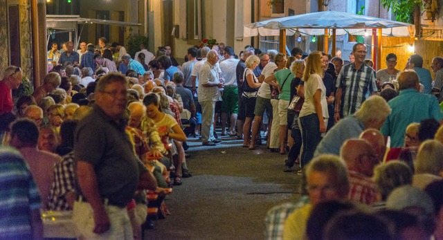 Schlangen an den Weinstnden und Gedr... Tischen: Die Besucher kamen zuhauf.    | Foto: olaf michel