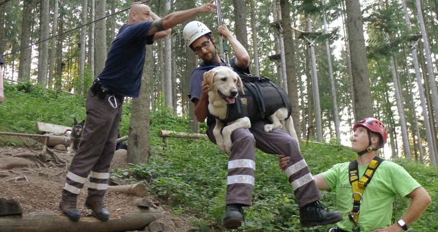 Und los geht&#39;s. Thomas Edlefsen (r...ef des Kletterparks,  ist immer dabei.  | Foto: akh