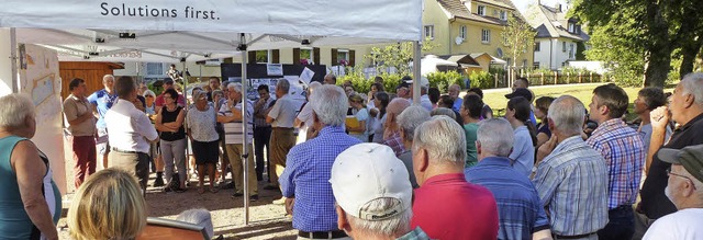 Dutzende Brger verfolgten die Erlute...von Stadtbaumeister und Brgermeister.  | Foto: Peter Stellmach