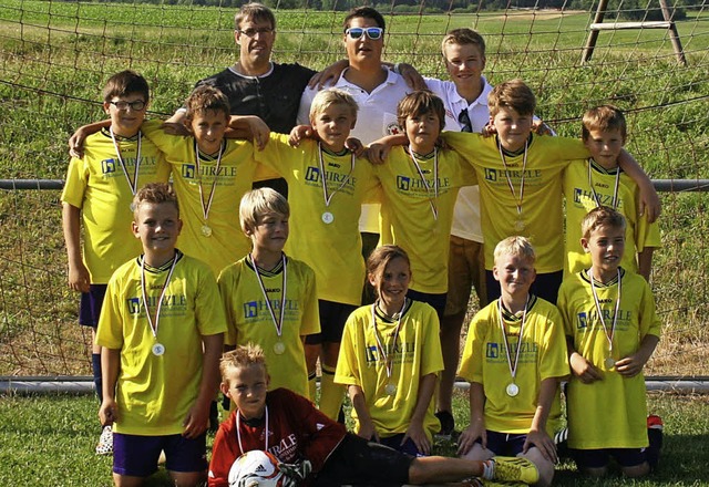 Die E-Jugend des FC Birkendorf freute ...d Tobias Blatter ber den Turniersieg.  | Foto: SCHWARZ