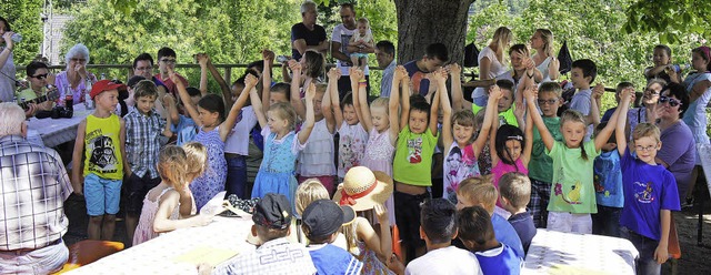 Die Klasse eins  der Sonnenrainschule ...len Schulfest eine Gesangseinlage ab.   | Foto: privat