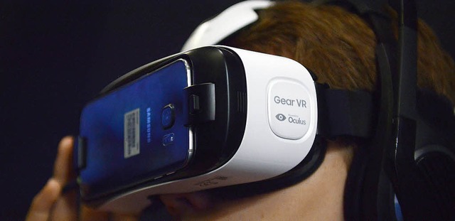 Smartphone in die passende VR-Halterun...s Abtauchen in die virtuelle Realitt   | Foto: Fotos (2): Caroline Seidel (dpa)