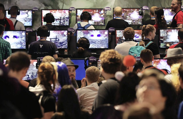 Riesenandrang in den Klner Messehallen: Die Gamescom auf Rekordjagd  | Foto: Oliver berg (dpa)
