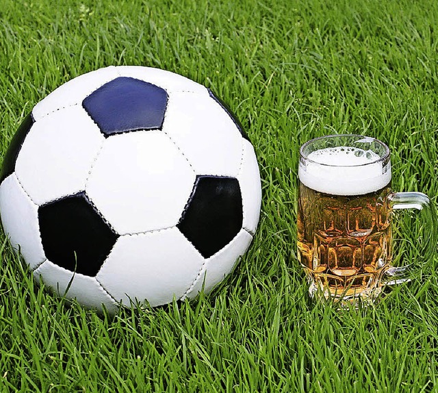 Ball oder Bierglas? Wer seinen Sport e...s er auch im Urlaub an sich arbeitet.   | Foto: Fotolia