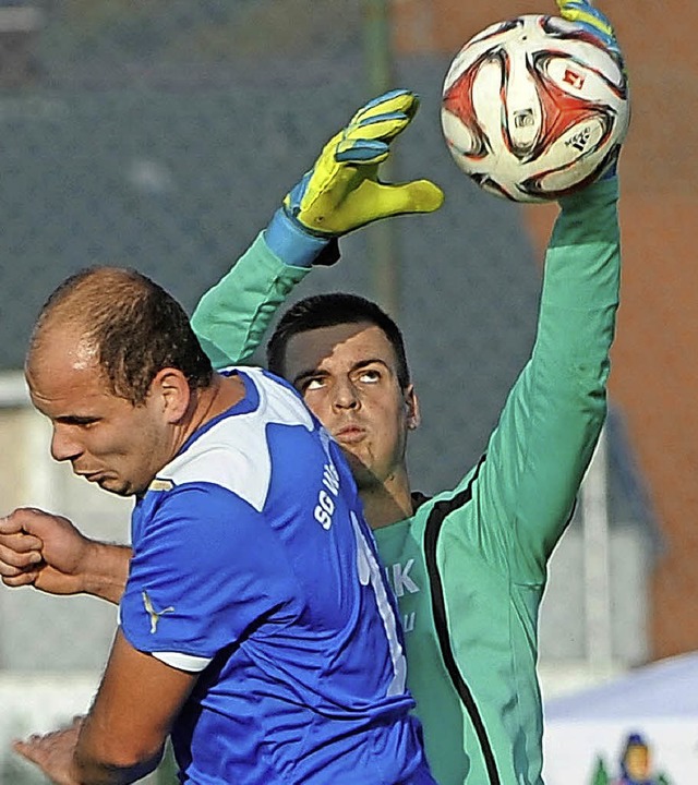 Artjom Gordijenko (links) und die SG W... hier mit Keeper Daniel Ketterer, ran.  | Foto: Keller