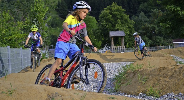 Bei Kids  beliebt ist der neue Trainin...r Biker beim Soccerfeld in Todtnau .   | Foto: Berger