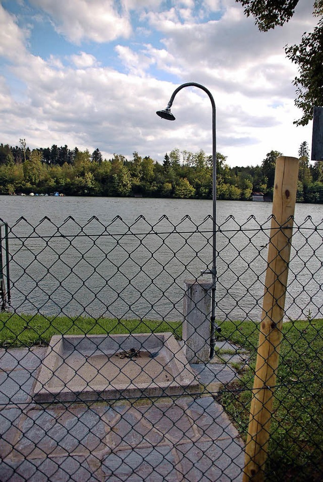 Ein Zaun trennt Freibad und Rhein.   | Foto: Hildegard Siebold