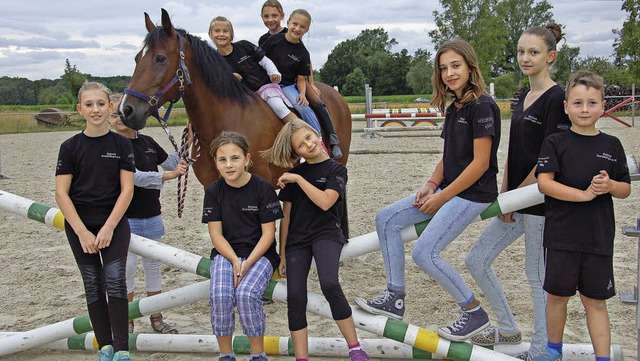 Sie helfen mit, dass am Wochenende run...iedern reiten beim Wettbewerb auch mit  | Foto: Andrea Steinhart