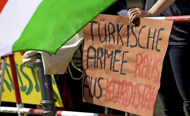 Proteste vor der trkischen Botschaft ...ie Politik von Staatsprsident Erdogan  | Foto: dpa