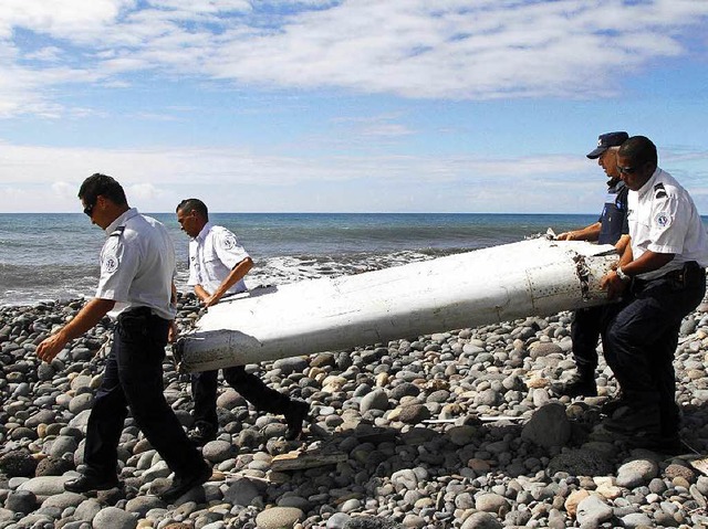 Das gefundene Wrackteil auf der Insel La Runion gibt weiter Rtsel auf.   | Foto: dpa