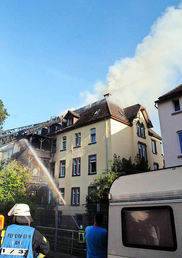 Groeinsatz in Lahr: Der Balkonbrand i...ete sich rasch auf drei Wohnungen aus.  | Foto: Wolfgang Knstle