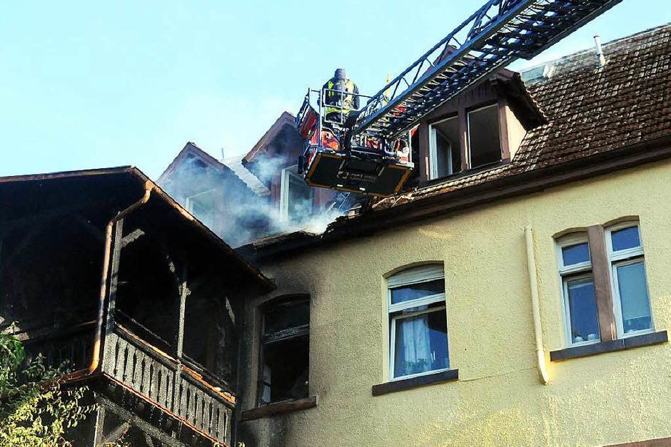 Ein Gebäudebrand in Lahr hat am Donnerstagabend zu einem Großeinsatz der Feuerwehr geführt. (Foto: Wolfgang Künstle) Ein Gebäudebrand in Lahr hat am Donnerstagabend zu einem Großeinsatz der Feuerwehr geführt. (Foto: Wolfgang Künstle)