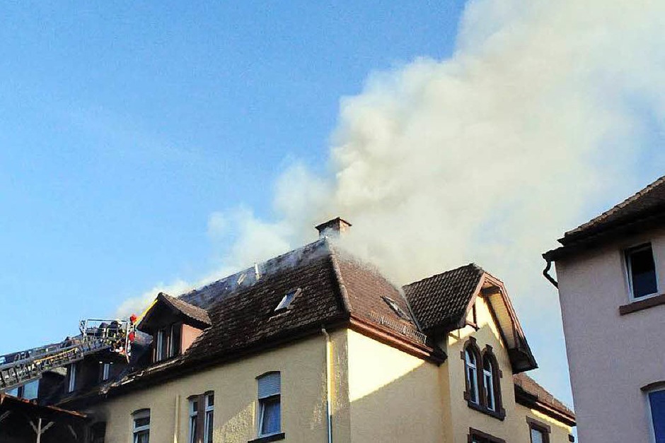 Ein Gebäudebrand in Lahr hat am Donnerstagabend zu einem Großeinsatz der Feuerwehr geführt. (Foto: Wolfgang Künstle) Ein Gebäudebrand in Lahr hat am Donnerstagabend zu einem Großeinsatz der Feuerwehr geführt. (Foto: Wolfgang Künstle)