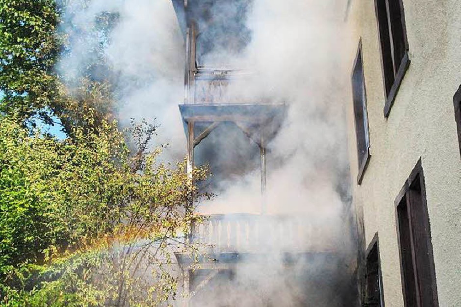 Ein Gebäudebrand in Lahr hat am Donnerstagabend zu einem Großeinsatz der Feuerwehr geführt. (Foto: Wolfgang Künstle) Ein Gebäudebrand in Lahr hat am Donnerstagabend zu einem Großeinsatz der Feuerwehr geführt. (Foto: Wolfgang Künstle)