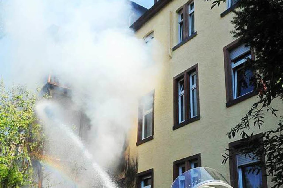 Ein Gebäudebrand in Lahr hat am Donnerstagabend zu einem Großeinsatz der Feuerwehr geführt. (Foto: Wolfgang Künstle) Ein Gebäudebrand in Lahr hat am Donnerstagabend zu einem Großeinsatz der Feuerwehr geführt. (Foto: Wolfgang Künstle)