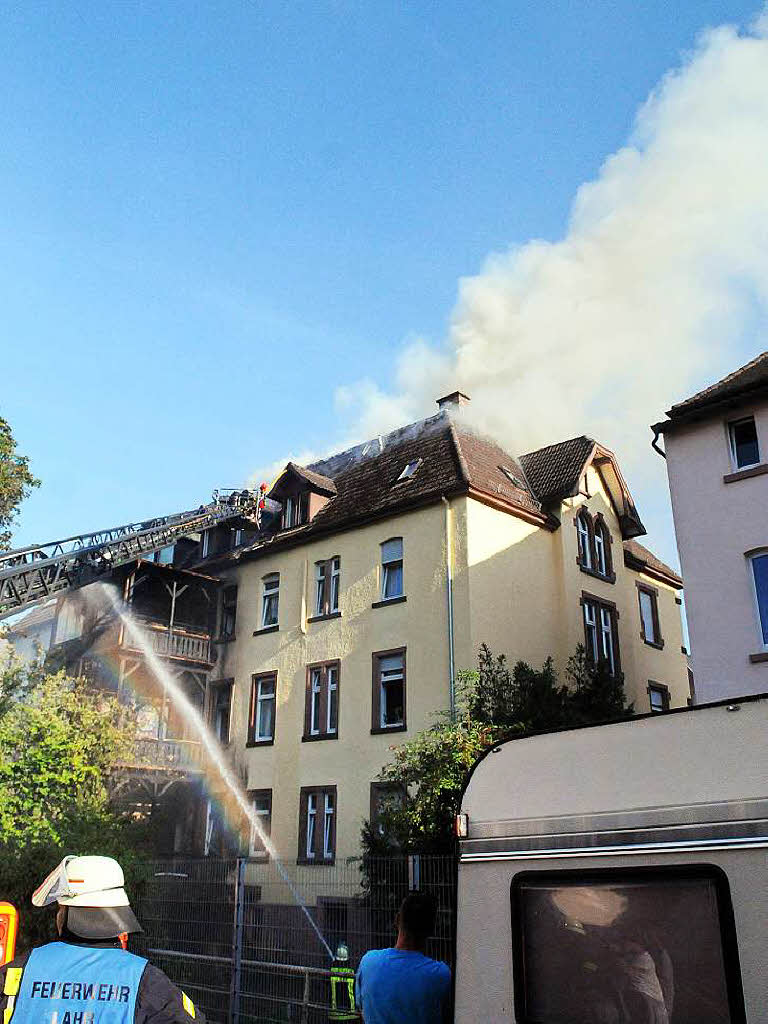 Ein Gebudebrand in Lahr hat am Donnerstagabend zu einem Groeinsatz der Feuerwehr gefhrt.