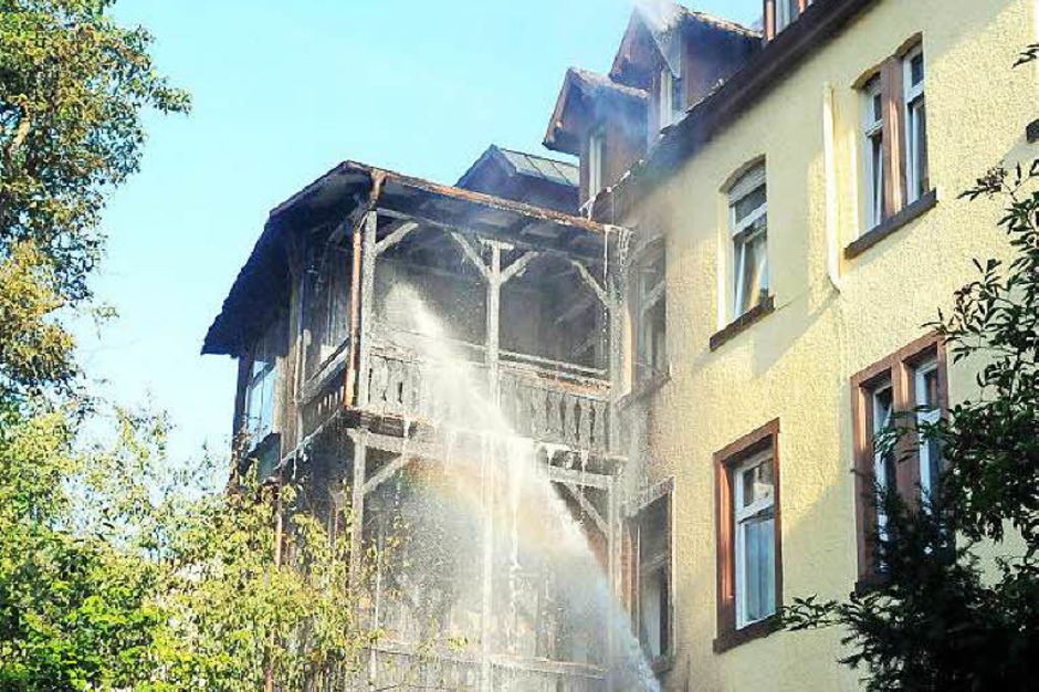 Ein Gebäudebrand in Lahr hat am Donnerstagabend zu einem Großeinsatz der Feuerwehr geführt. (Foto: Wolfgang Künstle) Ein Gebäudebrand in Lahr hat am Donnerstagabend zu einem Großeinsatz der Feuerwehr geführt. (Foto: Wolfgang Künstle)