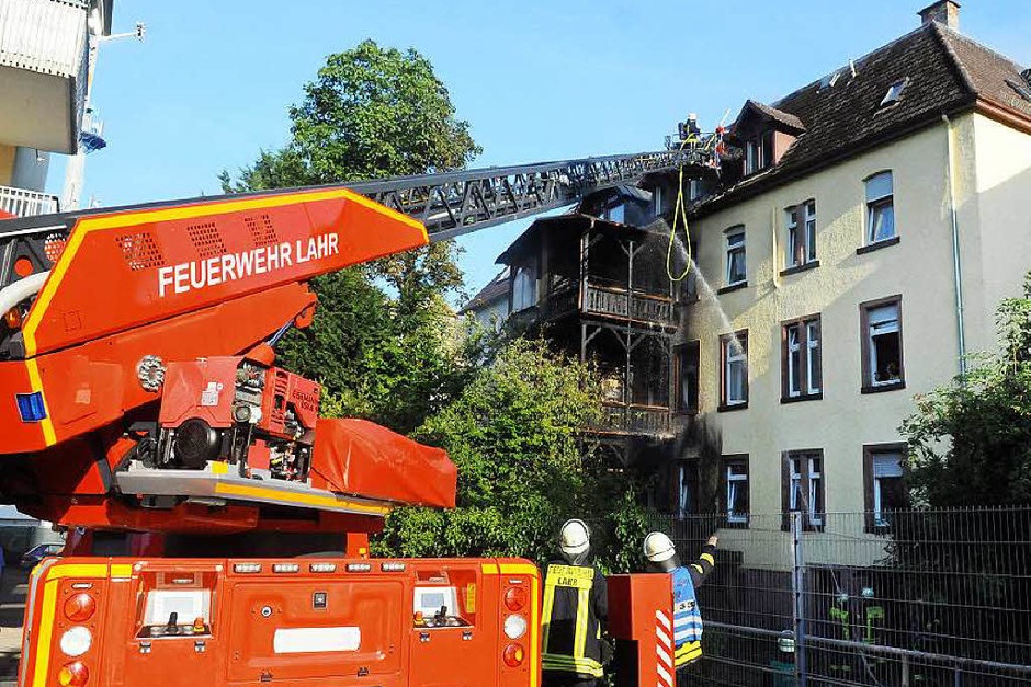 Ein Gebäudebrand in Lahr hat am Donnerstagabend zu einem Großeinsatz der Feuerwehr geführt. (Foto: Wolfgang Künstle) Ein Gebäudebrand in Lahr hat am Donnerstagabend zu einem Großeinsatz der Feuerwehr geführt. (Foto: Wolfgang Künstle)