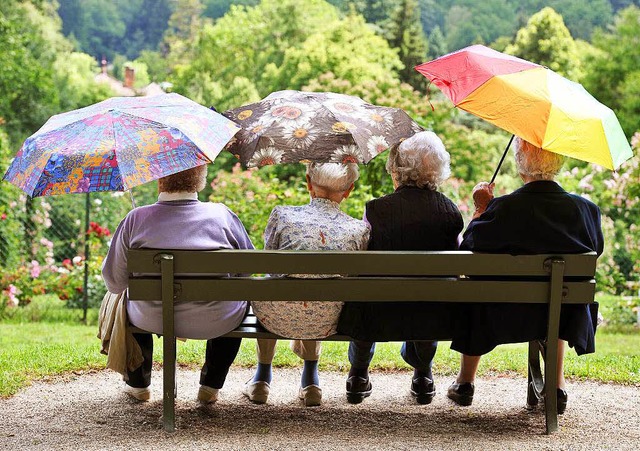 Die Rentner von heute sitzen nicht nur  auf dem Bnkchen.   | Foto: dpa