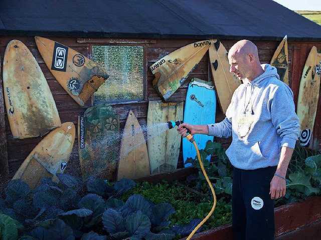 Surfer und Grtner: Peter Conroy vor seinem Schuppen  | Foto: Charlotte Janz