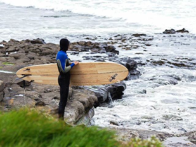 Kalt, aber schn: Mit einem Surfbrett ...dschmiede yellowfoot an Irlands Kste.  | Foto: Charlotte Janz
