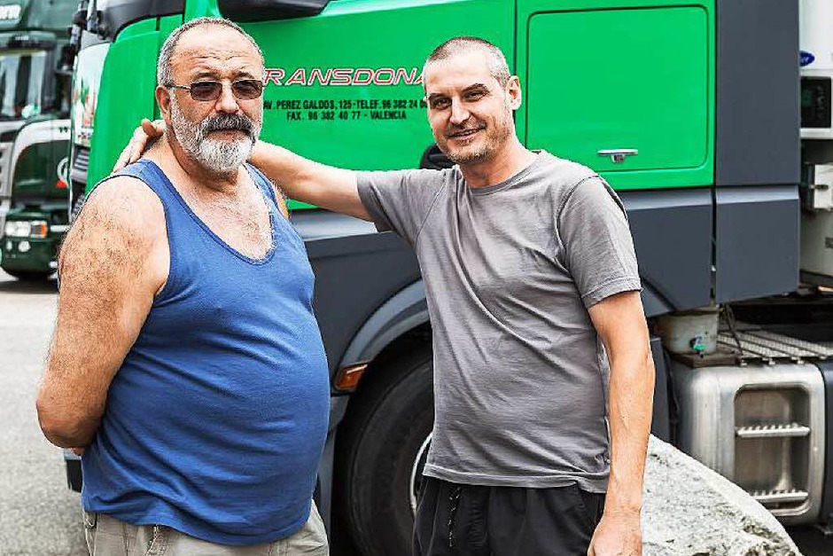 Die Autobahn als Zuhause - Brummifahrer und ihre Laster stehen auf der Raststätte bei Hartheim. (Foto: Carlotta Huber) Die Autobahn als Zuhause - Brummifahrer und ihre Laster stehen auf der Raststätte bei Hartheim. (Foto: Carlotta Huber)