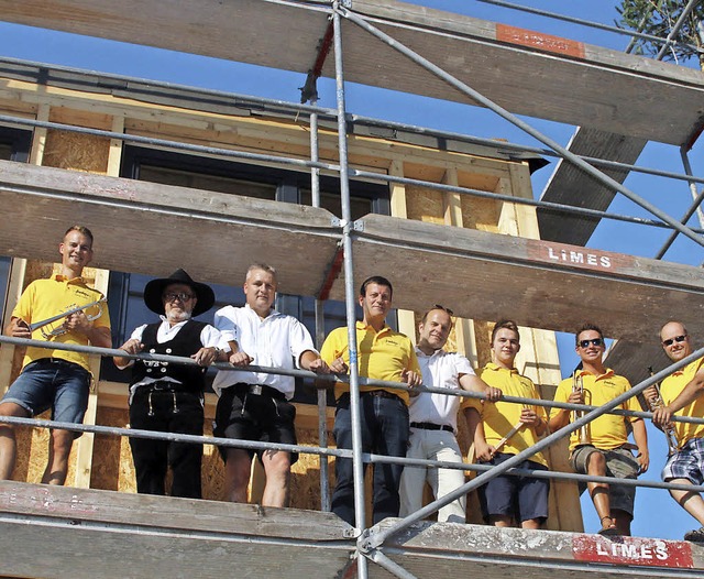 Musiker und Handwerker feiern den Rohbau des Wrfels.   | Foto: heidi fssel